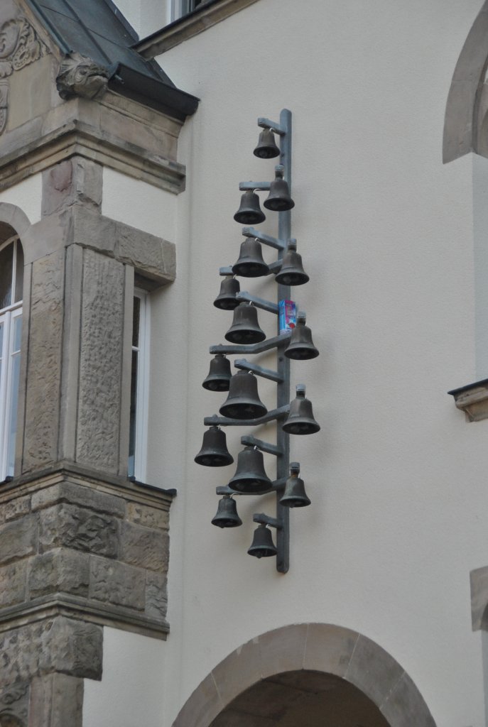 Glockenspiel an der Hausfasde des Rathaues in Wunstdorf, am 21.03.2011