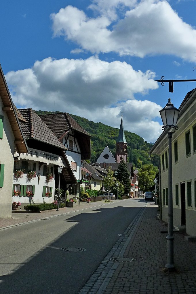 Glottertal, Blick durch die Talstrae zur Pfarrkirche St.Blasius, Aug.2011