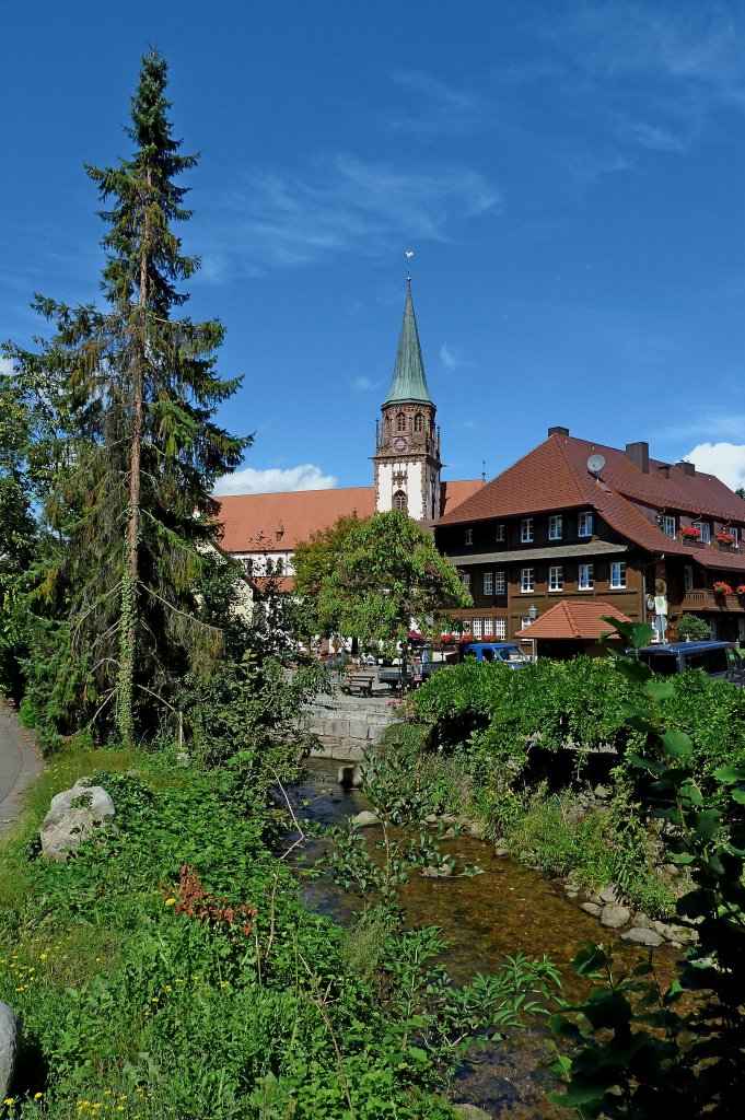 Glottertal im Schwazwald, Blick auf die Glotter, die Pfarrkirche und das Hotel  Zum Goldenen Engel , Aug.2011