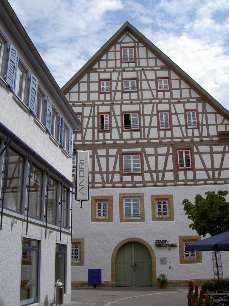 Gppingen, Stadtbibliothek, erbaut 1514 als Adelberger Kornhaus (11.08.2008)