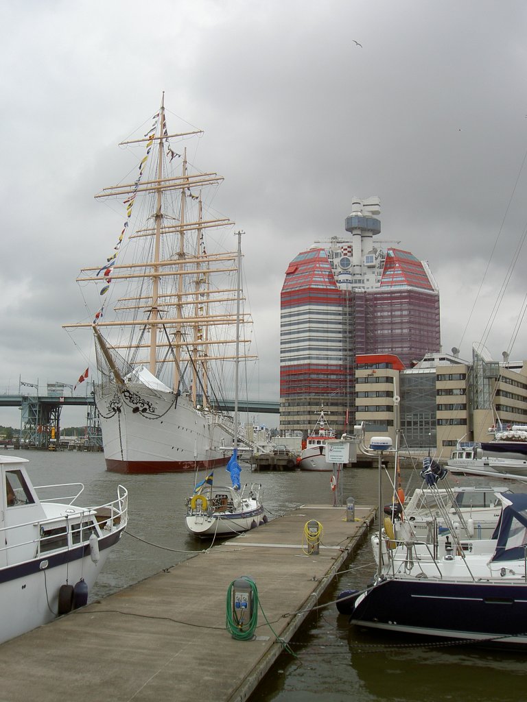 Gteborg, Skanskaskrapan Tower am Gstehafen Lilla Bommen mit Viermastbark Viking  
(22.06.2013)