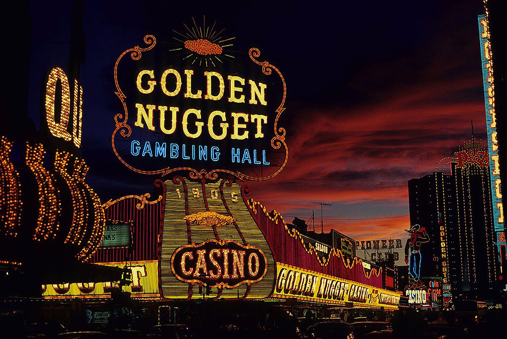 Golden Nugget während Abenddämmerung an der Freemont Street in Las Vegas, NV. / USA, Juli 1981. HQ-Scan ab Dia.