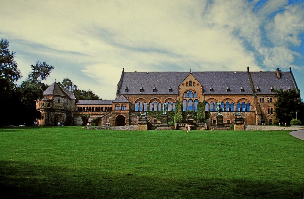 Goslar, im Areal der Kaiserpfalz steht das Kaiserhaus, grter und ltester Profanbau des 11.Jahrhunderts in Deutschland, heute Weltkulturerbe der UNESCO,Scan vom Dia, Juli 1985