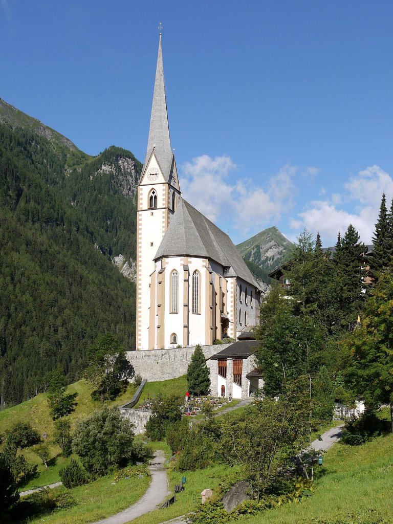 Gotische Pfarrkirche und Wallfahrtskirche Hl. Vinzenz im Alpendorf Heiligenblut (Krnten); 27.07.2011
