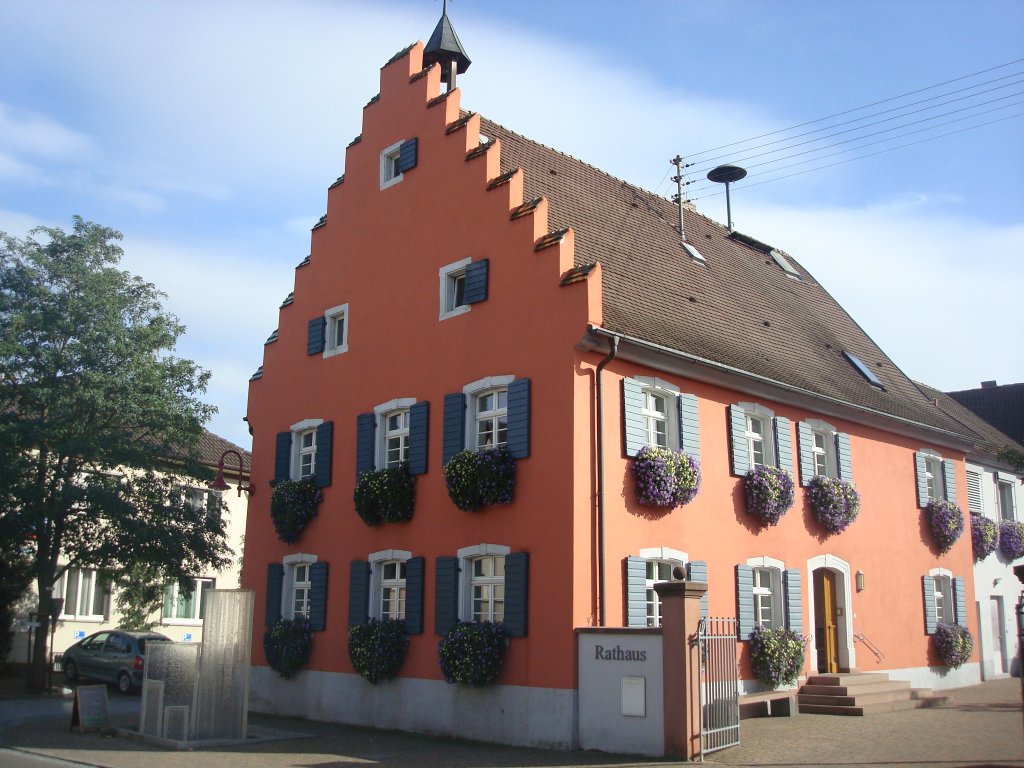 Gottenheim im Breisgau, bekannter Weinort am Tuniberg, 
das Rathaus von 1802, Sept.2010 