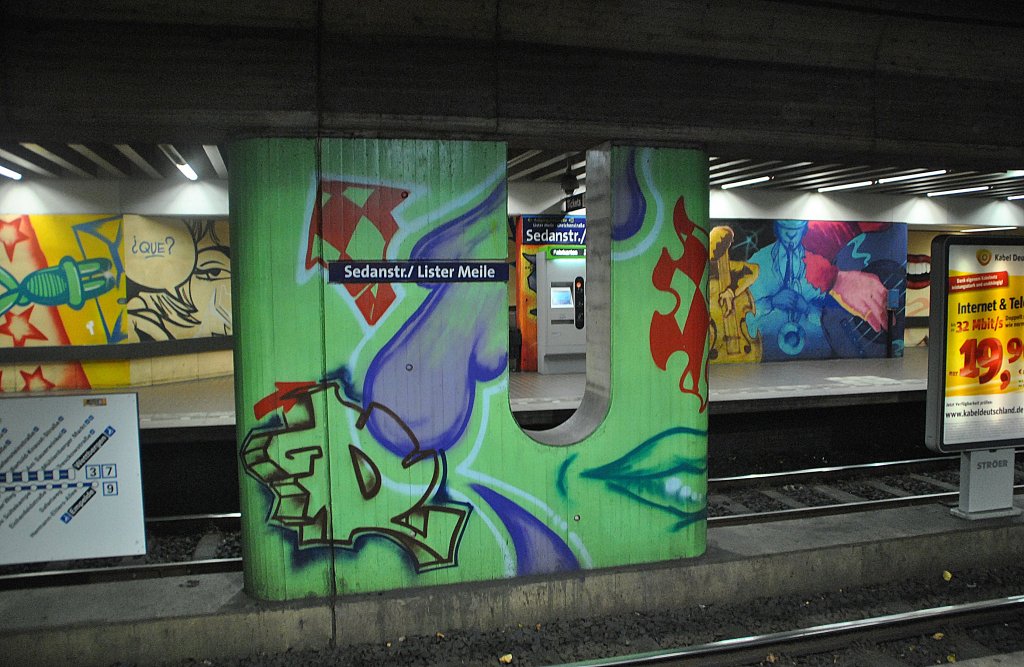 Grafftikunst in der U-Bahn-Station  Sedanstrae Lister Meilem der stra im Hannover. Foto  vom 31.10.2010.