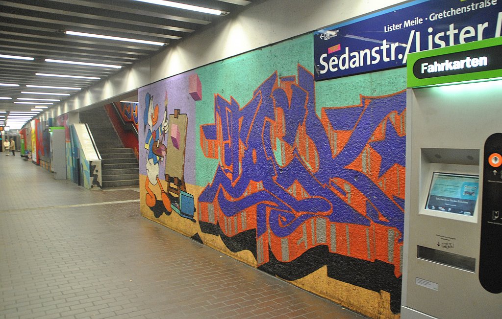 Grafftikunst in der U-Bahn-Station  Sedanstrae Lister Meilem der stra im Hannover. Foto  vom 31.10.2010.