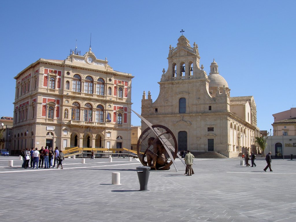 Grammichele, Pfarrkirche aus dem 18. Jahrhundert und Rathaus (14.03.2009)