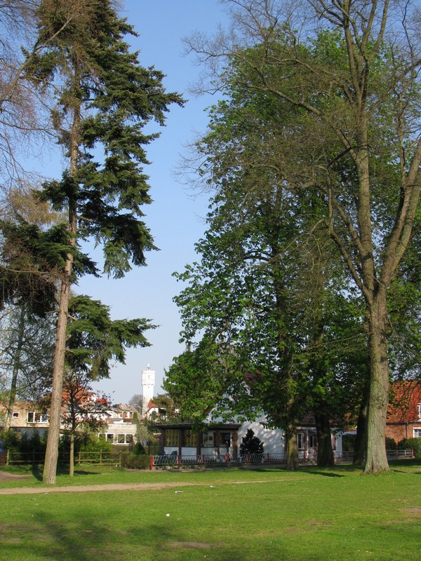 Grevesmhlen, Am Lustgarten. Hier blicke ich zu einem der Wahrzeichen der Stadt, den Wasserturm an der Wismarschen Strae, Grevesmhlen 21.04.2011