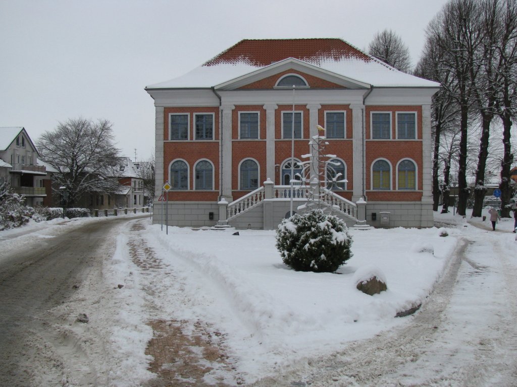 Grevesmhlen; das ARGE-Haus, ex Amtshaus, Finanzamt, sowjetische Komandantur und Rathaus in der Goethestrae im Winter 2009/2010. Ob dieser Winter wieder so streng wird?