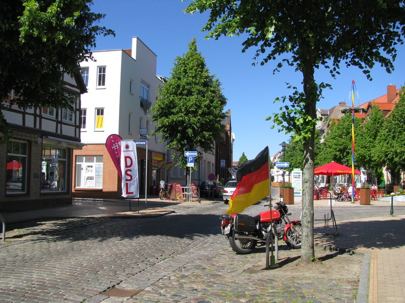 Grevesmhlen; August-Bebel-Strae. Auch in Grevesmhlen herrscht die Euphorie anllich der Fuball-WM an. 16.06.2010