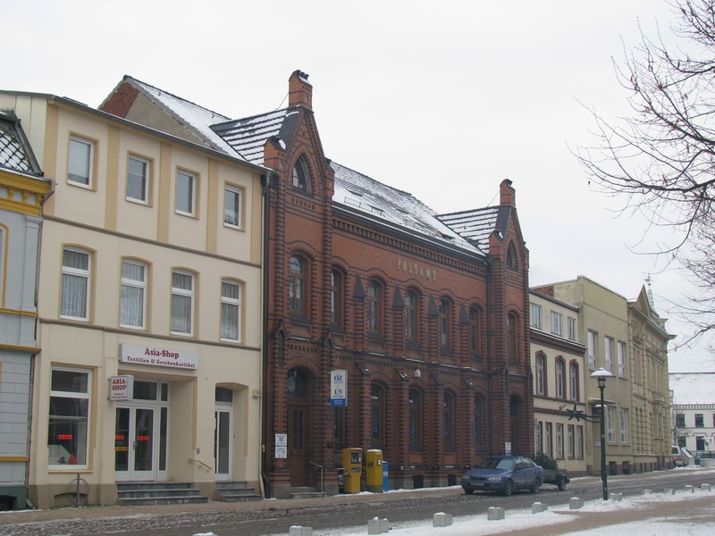 Grevesmhlen; August-bebel-Strae, ehemaliges Postamt, heute Sitz der Lokalredaktion der  Ostsee-Zeitung  14.12.2010
