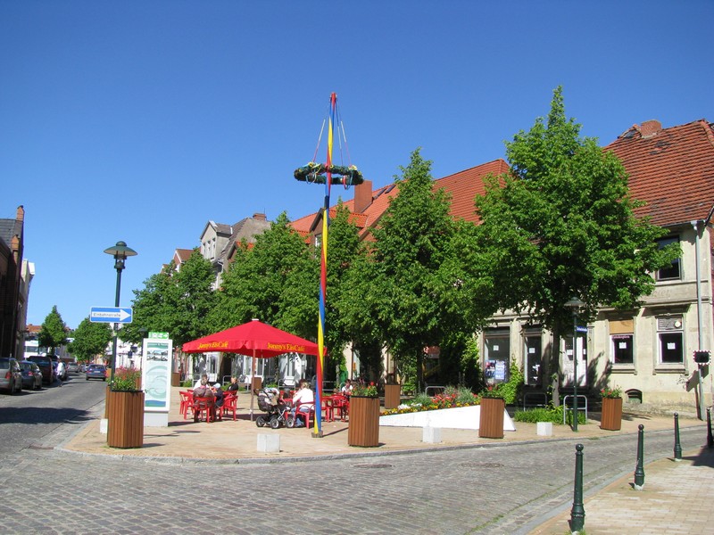 Grevesmhlen; August-Bebel-Strae. Ein schner Platz, wenn das baufllige Haus im Hintergrund nicht wre, um sich auszuruhen oder ein leckeres Eis zu sich zu nehmen. 16.06.2010