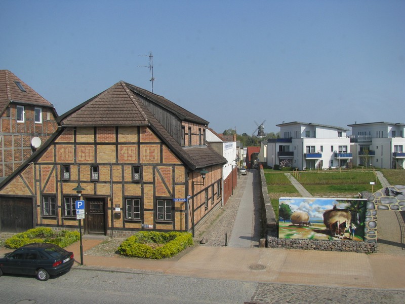 Grevesmhlen; Blick aus einer Arztpraxis entlang des Behrensgang mit dem ltestes Haus, der Hollnder Windmhle und den Wohneinheiten fr das betreute Wohnen in der Groen Vostrae, Grevesmhlen 19.04.2011