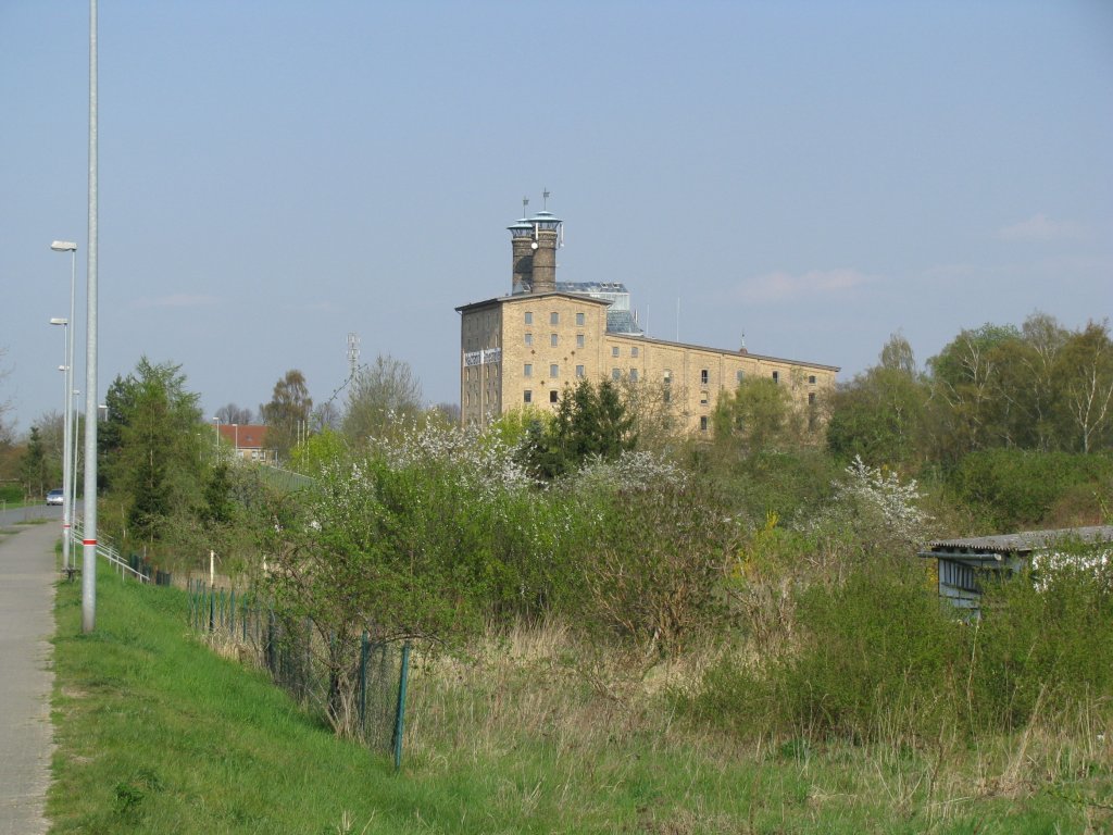 Grevesmhlen; Blick vom Brzower Weg zur Kreisverwaltung, ehem. Malzfabrik [20.04.2011]