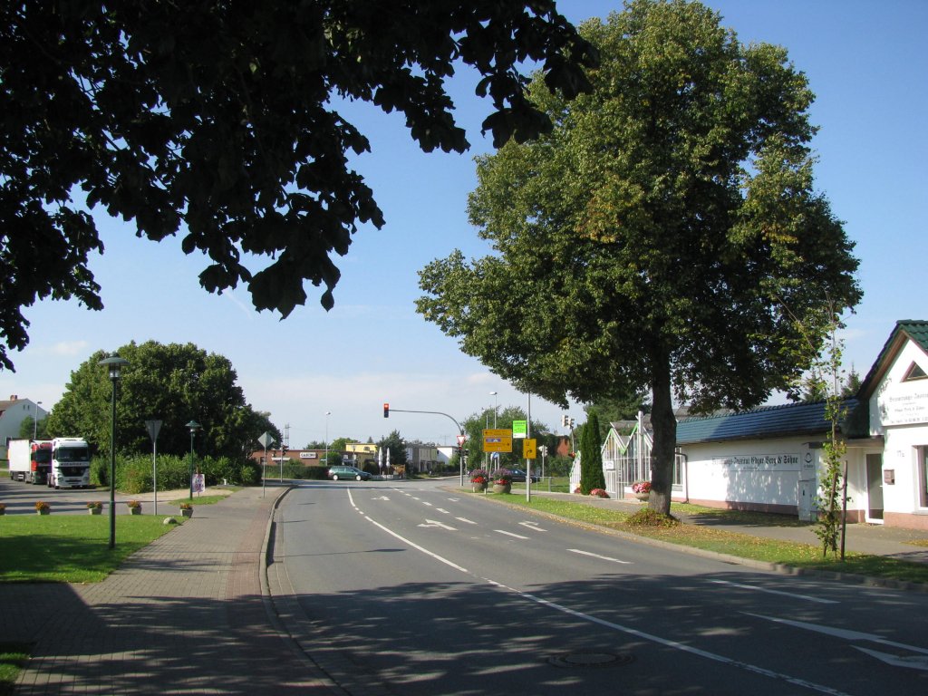 Grevesmhlen; Blick entlang der Lbecker Strae zur Kreuzung Am Bleicherberg und der Bundesstrae B 105 [09.09.2012]