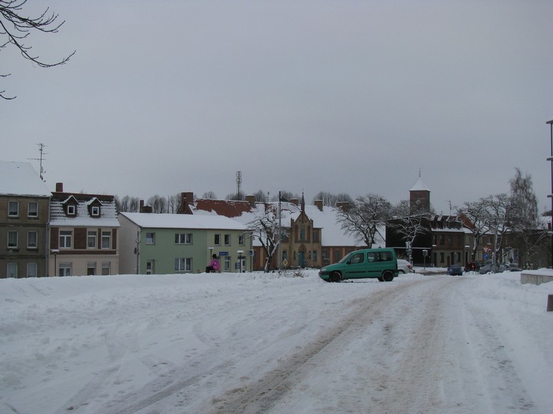 Grevesmhlen; Blick von der Kreisverwaltung (Malzfabrik) in die Lbecker Strae. Im Hintergrund die St.-Nicolai-Kirche und die Altstadt. [03.01.2010]
