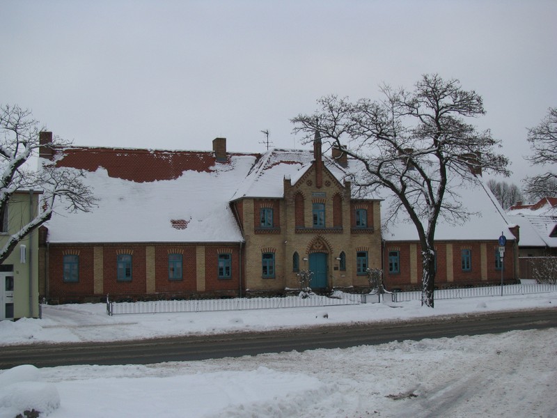 Grevesmhlen; Blick von der Kreisverwaltung (Malzfabrik) zum St.-Georgs-Stift in die Lbecker Strae. [03.01.2010]
