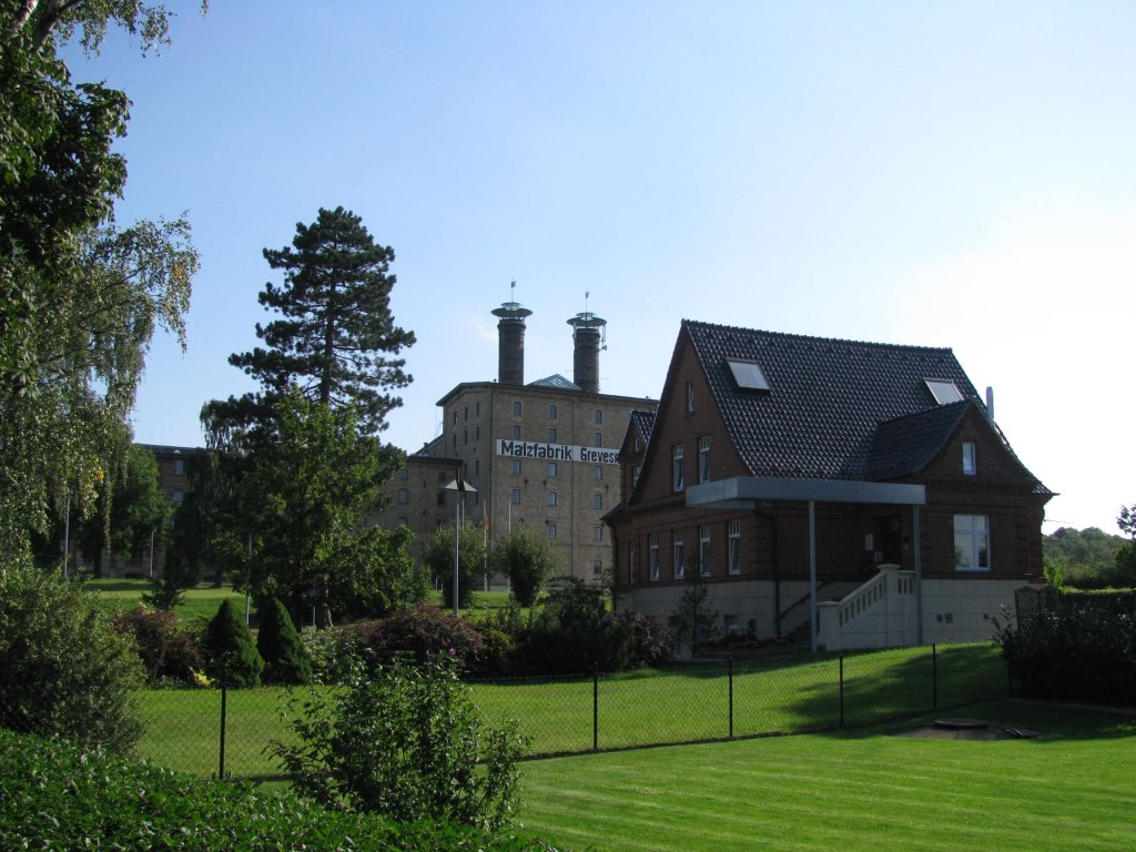 Grevesmhlen; Blick von der Lbecker Strae, dem  Hotel an der Malzfabrik  herber zur Kreisverwaltung, der ehem. Malzfabrik [09.09.2012]