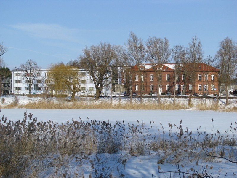 Grevesmhlen; Blick ber den zugefrohrenen und verschneiten Vielbecker See zur Kltzer Strae mit dem ehem. Krankenhaus und dem rztehaus (ex Poliklinik), 21.02.2010