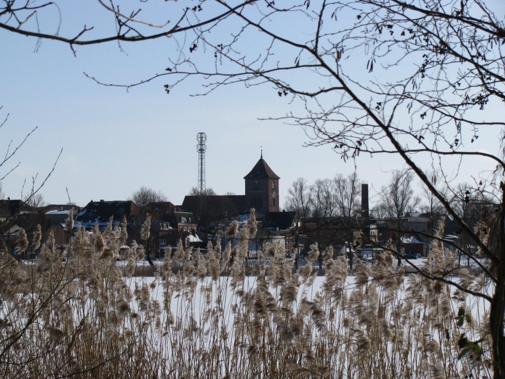 Grevesmhlen; Blick ber den zugefrohrenen und verschneiten Vielbecker See zur Altstadt, 21.02.2010