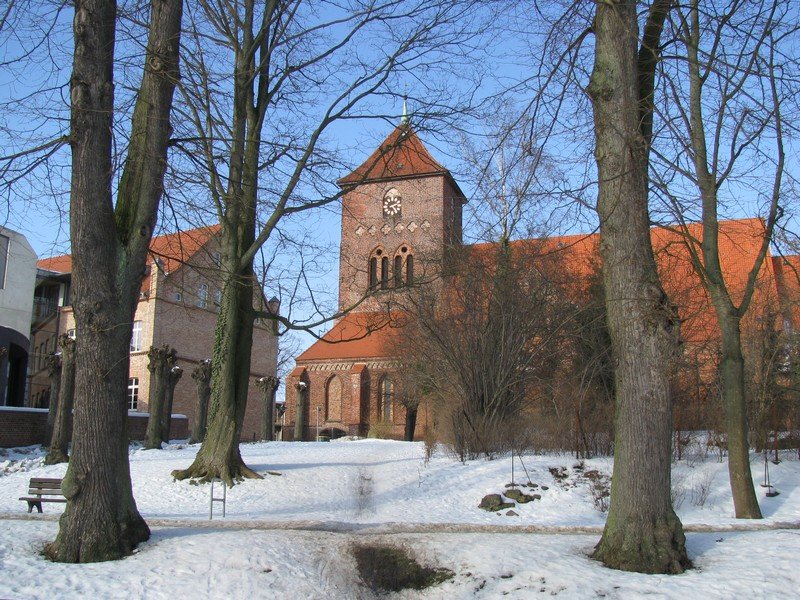 Grevesmhlen; Blick von der verschneiten Brgerwiese zur im besten Sonnenlicht erstrahlten St.-Nicolai Kirche, 21.02.2010