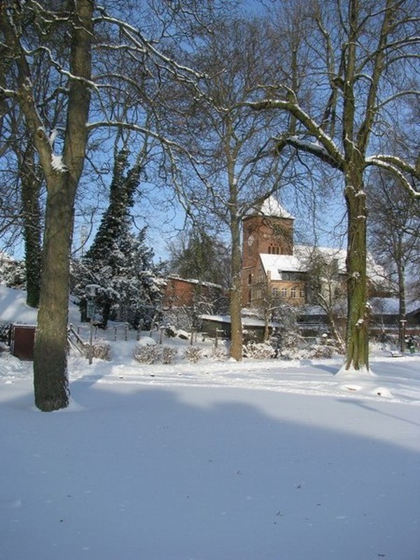 Grevesmhlen; Blick von der verschneiten Brgerwiese zur St.-Nicolai Kirche und dem Vereinshaus, 30.01.2010
