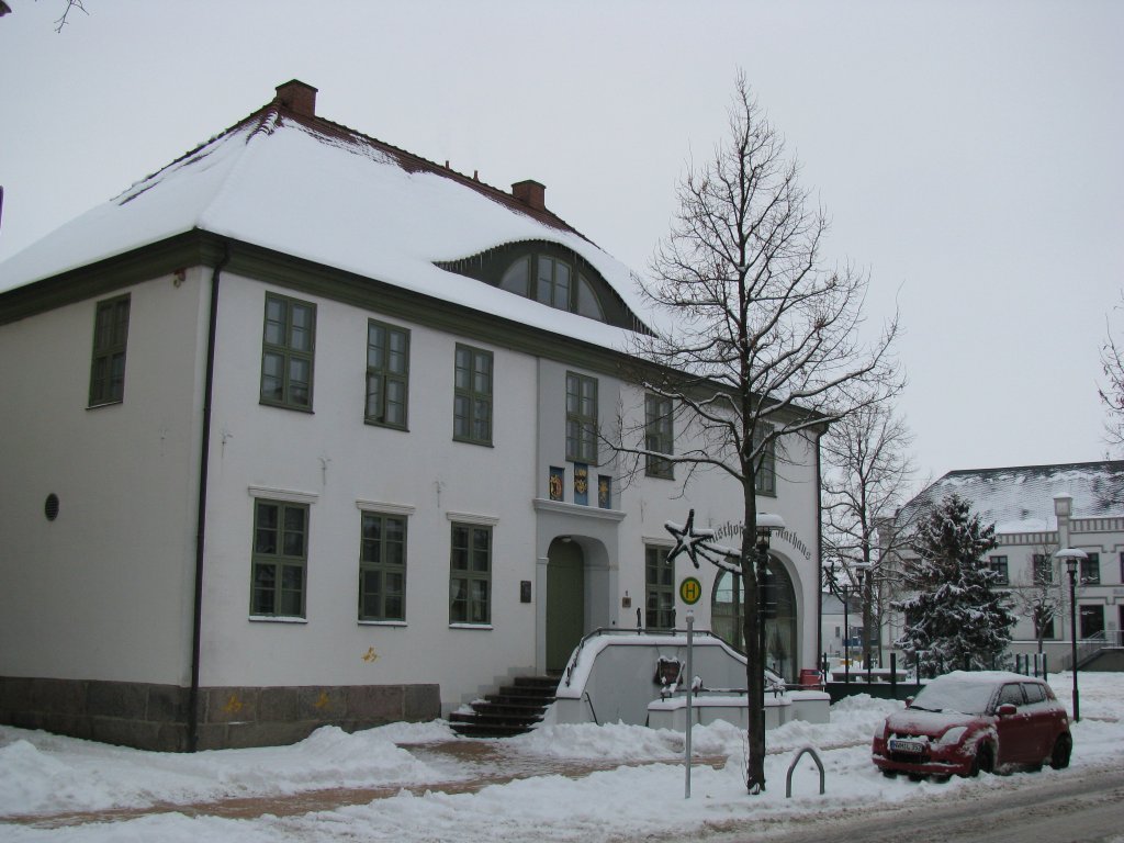 Grevesmhlen; der Gasthof  Altes Rathaus , also das Alte Rathaus in der August-Bebel-Strae im Winter 2009/2010. Ob dieser Winter wieder so streng wird?