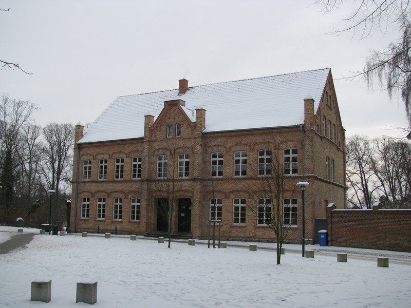 Grevesmhlen; das heutige Vereinshaus, ehemalige  Geschwister-Scholl-Schule  bzw.  Ideal -Dienstleistungen am Kirchplatz 20.12.2009