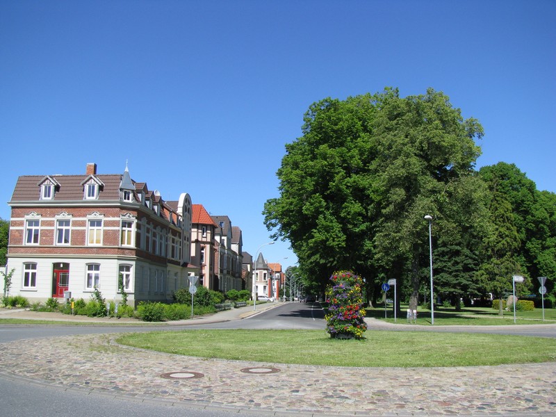 Grevesmhlen; Kreisel  Am Bahnhof . Anllich des bevorstehenden Stadtfestes hat sich die Stadt heraus geputzt und geschmckt. 16.06.2010