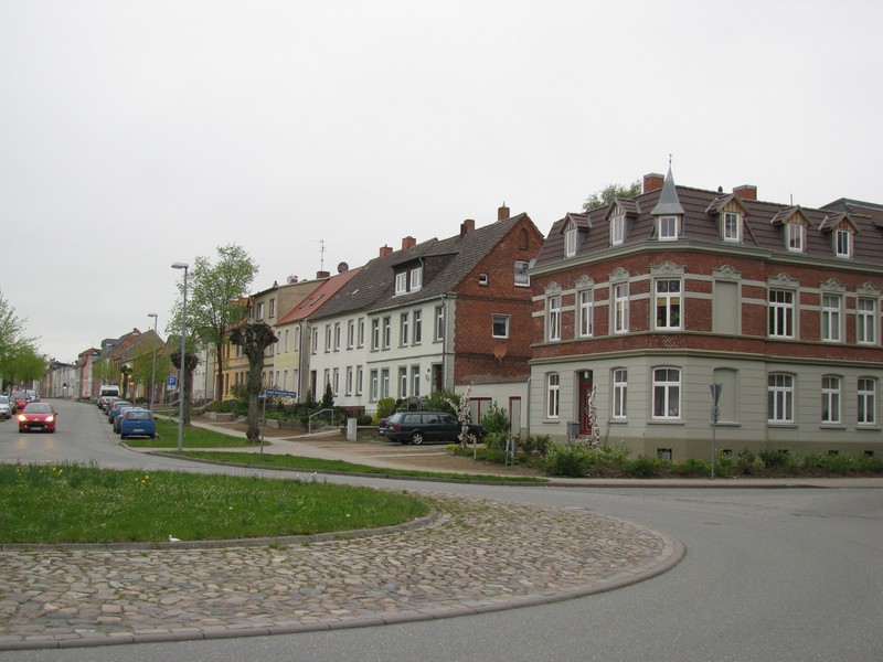 Grevesmhlen; Kreisel mit Ausfahrt zur Bahnhofstrae und Rudolf-Breitscheid-Strae [08.05.2010]