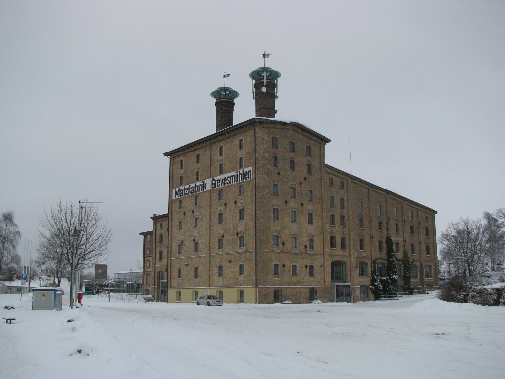 Grevesmhlen; die Kreisverwaltung, ehem. Malzfabrik im winterlichen Kleid, 30.01.2010