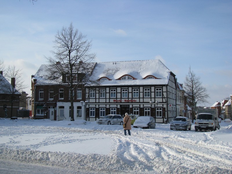 Grevesmhlen; der Markt im Winterkleid mit der Alten Apotheke. [30.01.2010] 

