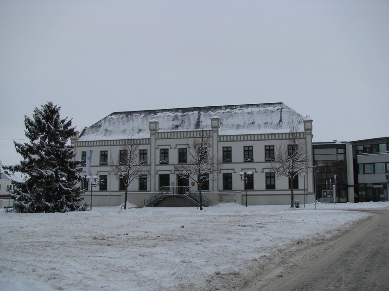 Grevesmhlen; der Marktplatz mit dem Neue Rathaus in der Nachweihnachtszeit und im Winterkleid. [03.01.2010] 

