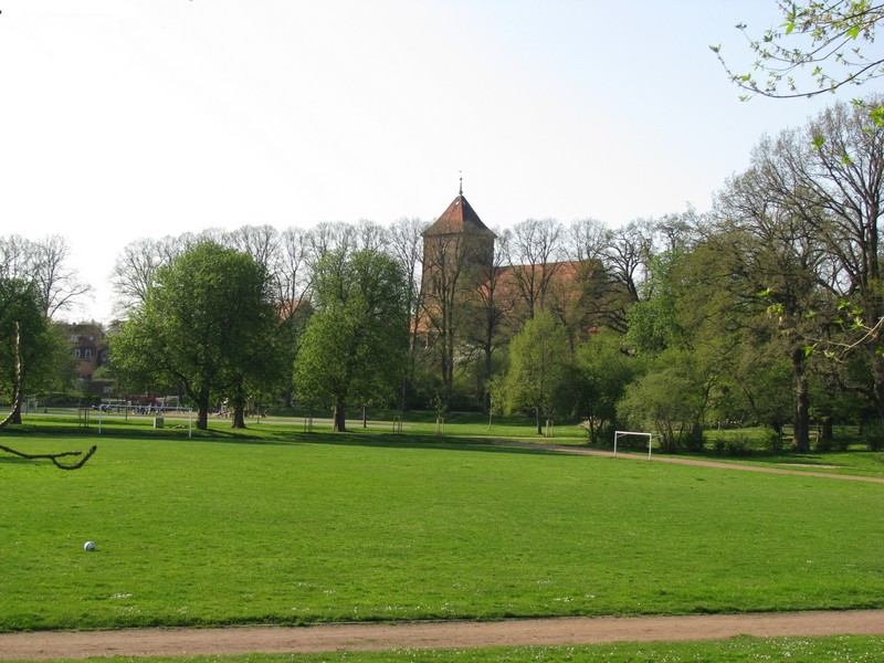 Grevesmühlen [MV]; einen Blick über die Bürgerwiese zur St.-Nikolai-Kirche, 21.04.2011