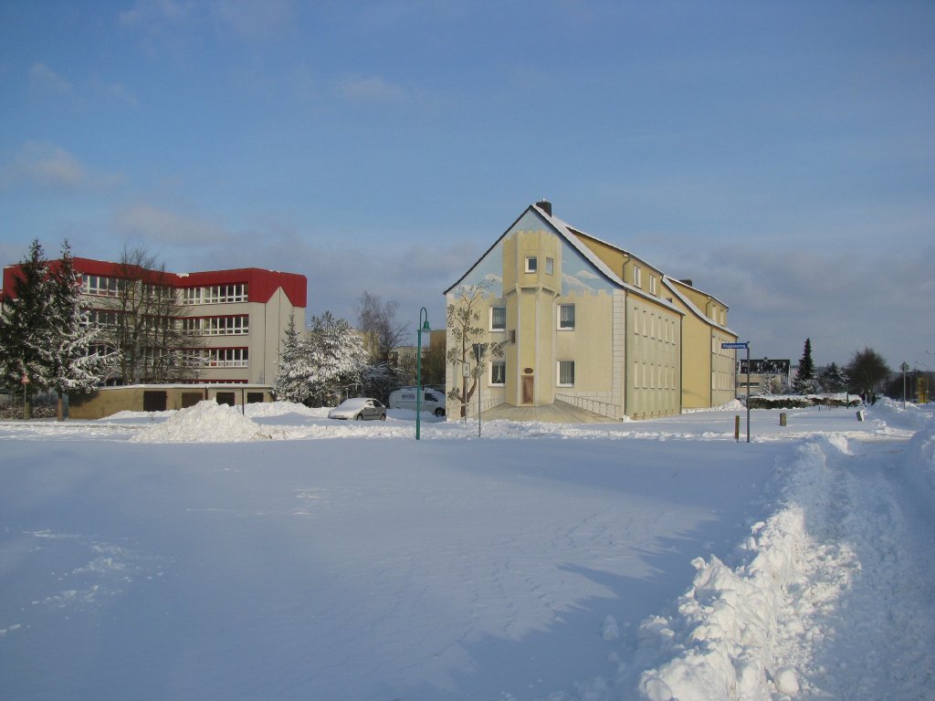 Grevesmhlen; der Ploggenseering im winterlichen Kleid. Der Wohnblock an der Wismarschen Strae zeigt ein Kunstwerk, den gegenber liegenden Wasserturm aus den Anfngen des 20. Jahrhunders 30.01.2010