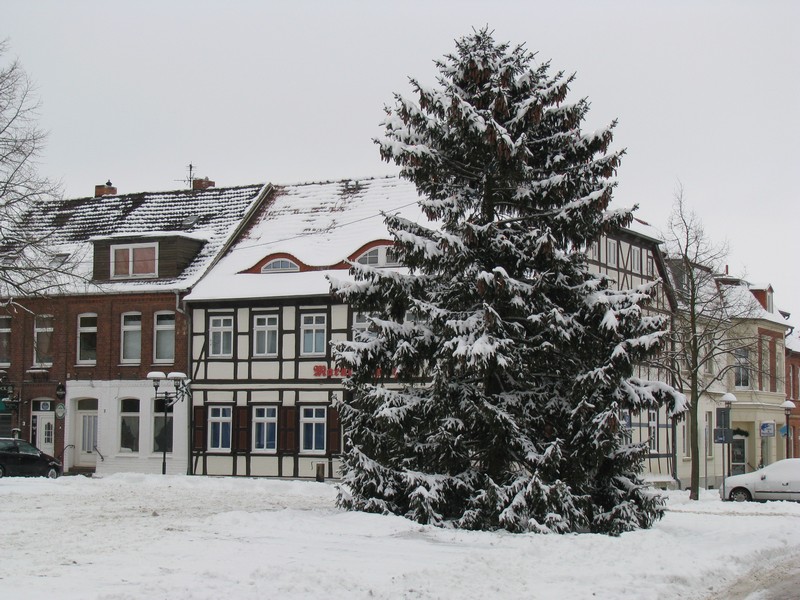 Grevesmhlen; der winterliche Marktplatz im weihnachtlichen Ambiente im Jahre 2009