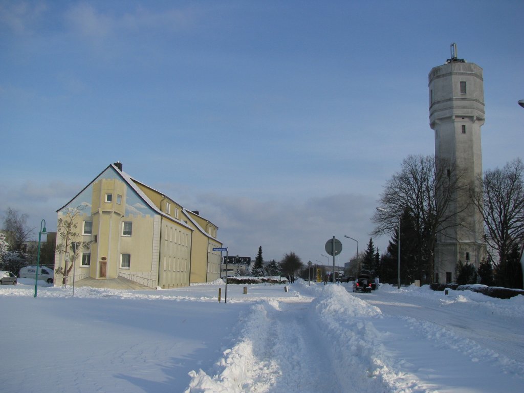 Grevesmhlen; Wohnblock mit dem Kunstwerk  Wasserturm  und sein Original an der Wismarschen Strae, 30.01.2010