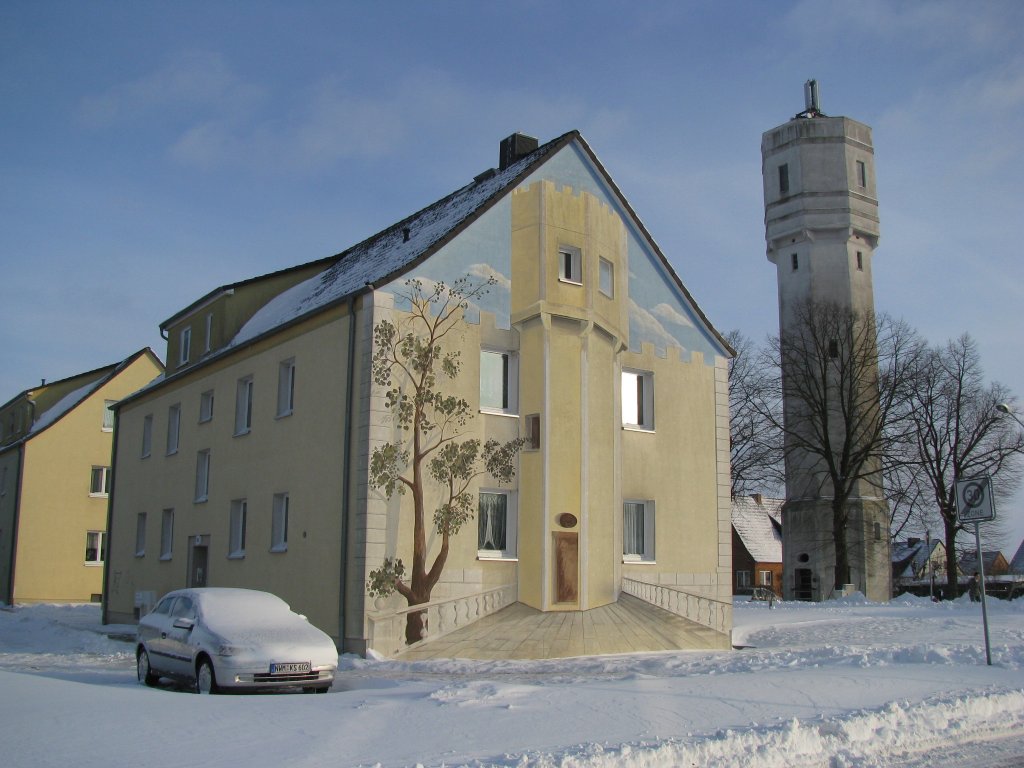 Grevesmhlen; Wohnblock mit dem Kunstwerk  Wasserturm  und sein Original an der Wismarschen Strae, 30.01.2010