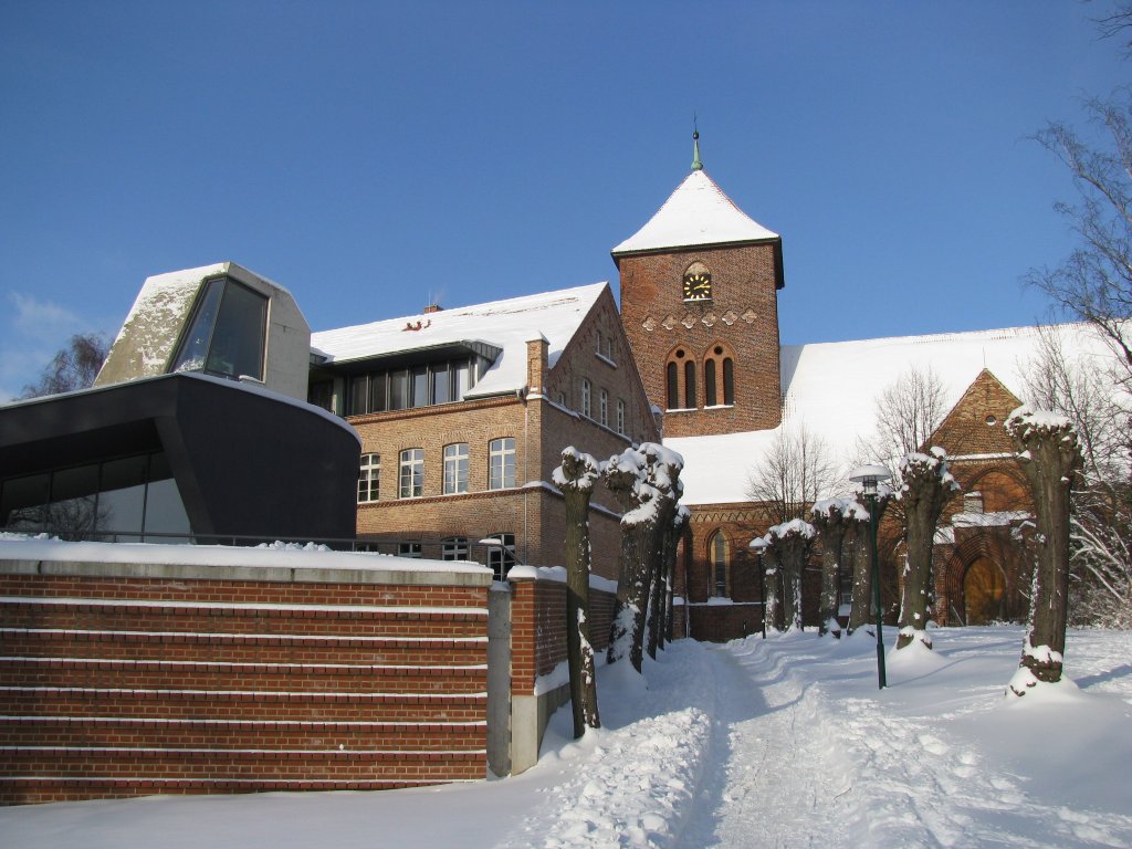 Grevesmhlen; der Zugang von der Brgerwiese aus zur St.-Nicolai Kirche und dem Vereinshaus im winterlichen Kleid, 30.01.2010