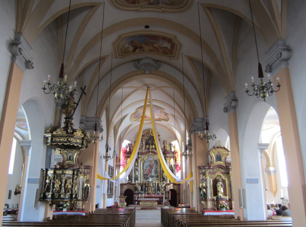Grieskirchen, barocke Altre und Kanzel der St. Martin Kirche (05.05.2013)