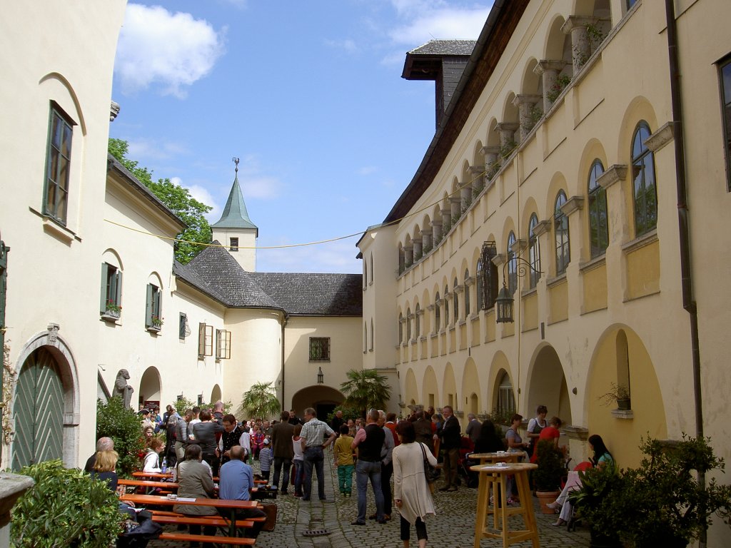 Grieskirchen, Innenhof von Schloss Starhemberg, erbaut ab 1236, heute Haager Heimatmuseum (05.05.2013)