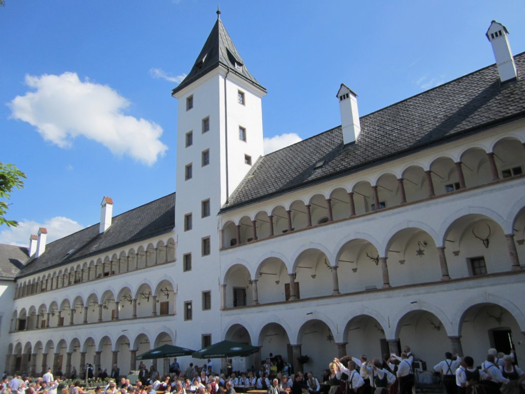 Grieskirchen, Schloss Parz, erbaut um 1515, Haupttrakt mit Turm und Seitenflgeln, 
heute im Besitz der Willy-Messerschmitt Stiftung (05.05.2013)
