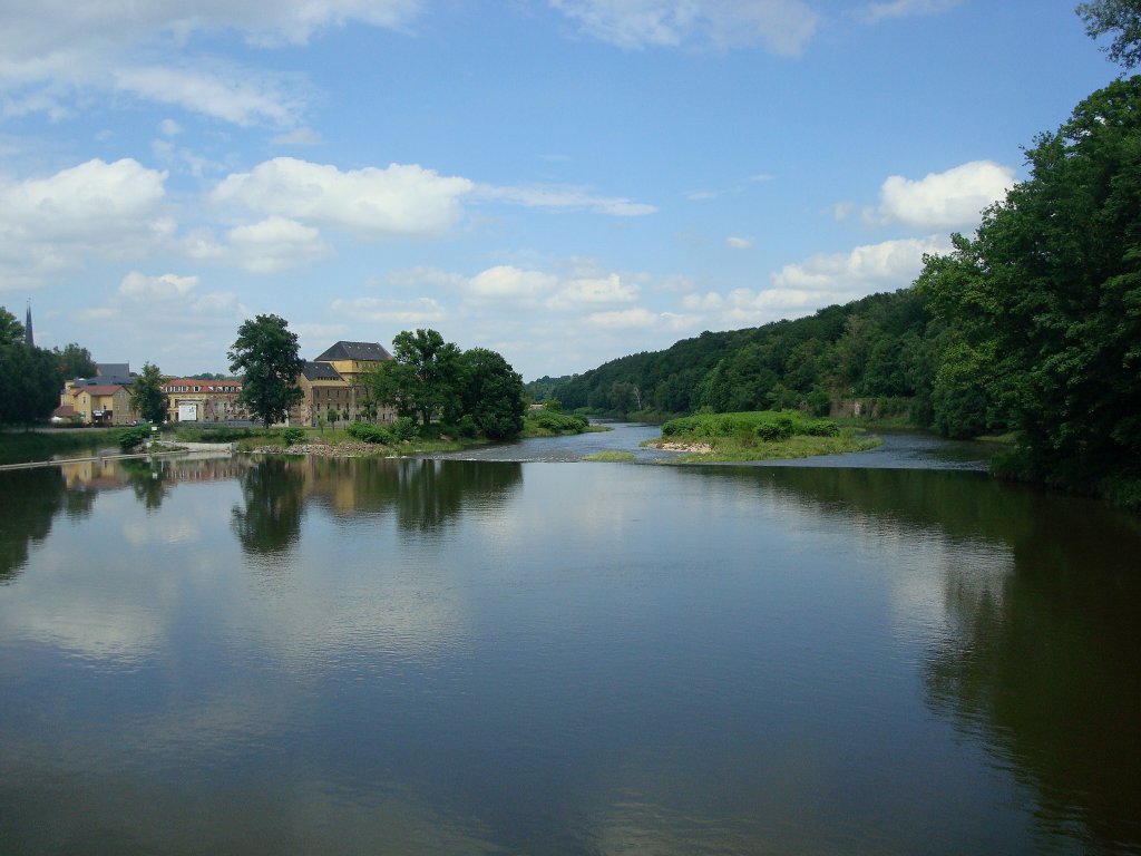 Grimma in Sachsen,
Blick von der Hngebrcke auf die vom Wehr angestaute Mulde und die Stadt,
Juni 2010