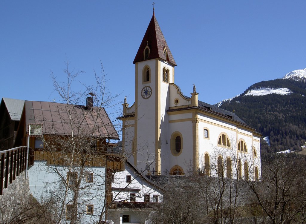 Grins, sptbarocke Pfarrkirche St. Nikolaus, erbaut von 1775 bis 1779 (14.04.2013)