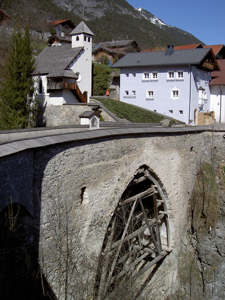 Grins, St. Florian Kapelle und Rmerbrcke im Dorfkern (14.04.2013)