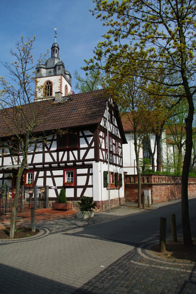 Gro-Gerau, Fachwerkhaus in der Schulstr und Ev. Stadtkirche (10.04.2009)