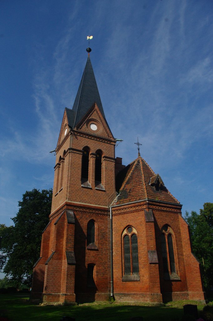 Gro Methling, neugotische Pfarrkirche, Backsteinbau, erbaut im 19. Jahrhundert, 
Kreis Rostock (16.09.2012)