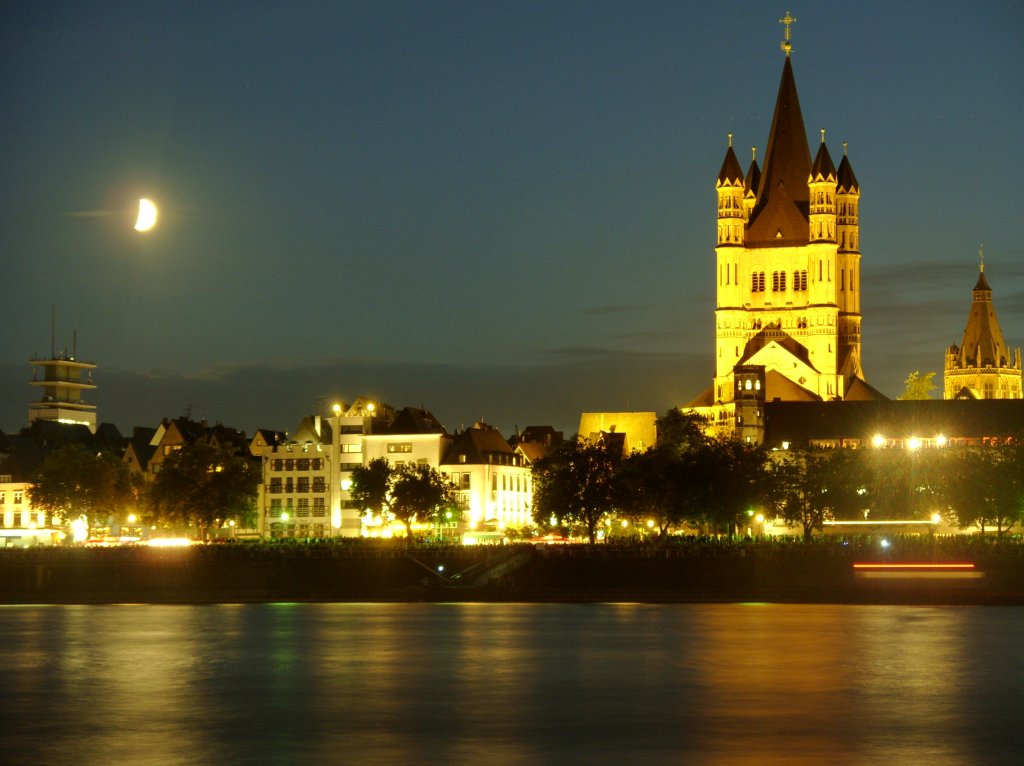 Groß St.Martin, der Rhein und die Innenstadt Kölns am 17.07.2010 im hereinbrechenden Abend.