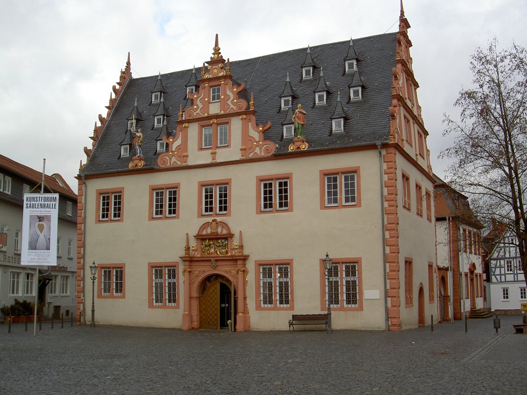 Gro-Umstadt, Renaissance Rathaus, erbaut von 1596 bis 1605, Kreis Darmstadt 
(17.02.2012)